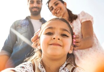 Mädchen macht Selfie mit Eltern