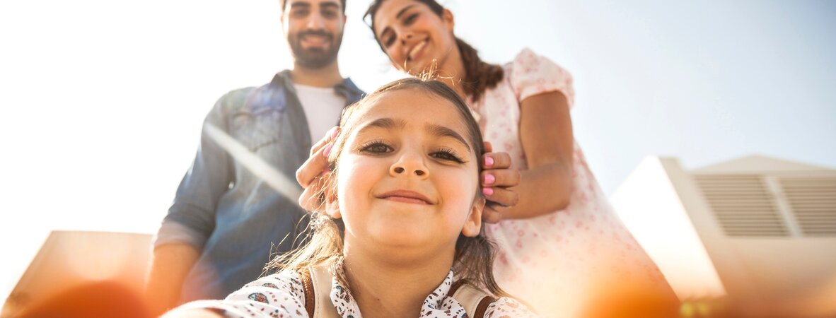Mädchen macht Selfie mit Eltern