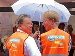 Minister Dr. Andreas Philippi und Kinderklinik-Chefarzt Dr. Christof Kluthe in "Kinderschutz geht alle an"-Warnwesten