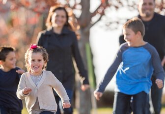 Familie mit drei Kindern im Herbst