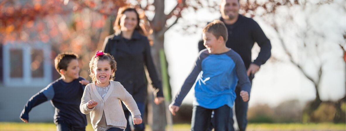 Familie mit drei Kindern im Herbst