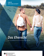 Ein Mann und eine Frau halten sich beim Spazierengehen an den Händen.