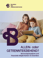 Titelseite der Broschüre allein- oder getrennterziehend, Mutter und Tochter sitzen auf einem Sofa