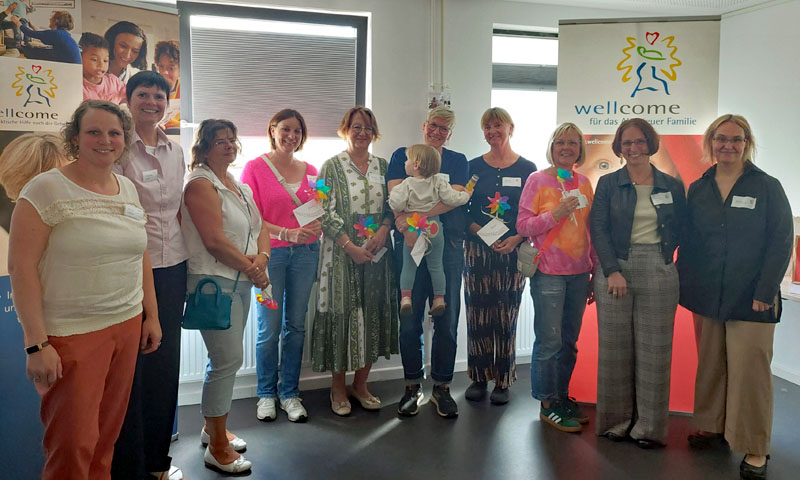 Gruppenbild mit Ehrenamtlichen und wellcome-Team