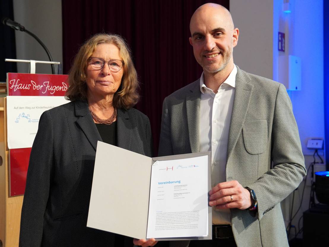 Anne Lütkes und Belit Onay halten das Vereinbarungspapier