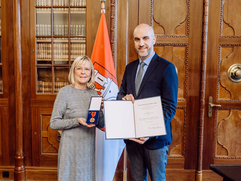 Imme Sierk-Krüger und Belit Onay mit Verdienstkreuz und Urkunde