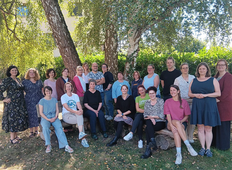 Gruppenbild im Park: 22 Teilnehmende der zweiten Multiplikator:innenschulung 