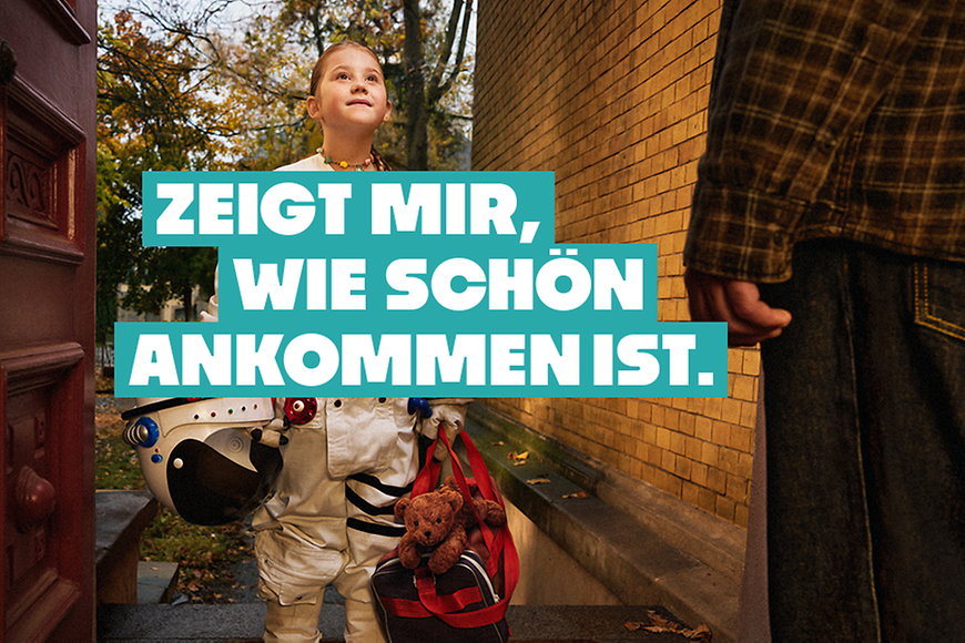 Kind im Astronautenanzug; Text: Zeig mir, wie schön Ankommen ist.