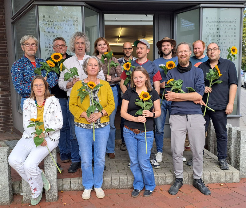 Teilnehmende und Referenten der fünften VaterWerkstatt der AEWB freuen sich über den erfolgreichen Abschluss der Qualifizierung in Hannover. Foto: AEWB Gruppe mit erwachsenen Personen vor einem Gebäude